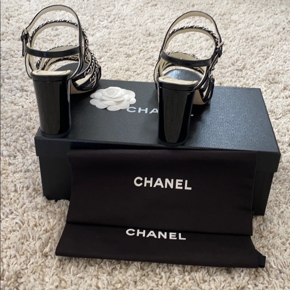 Chanel sandal with chains. - Picture 4 of 4